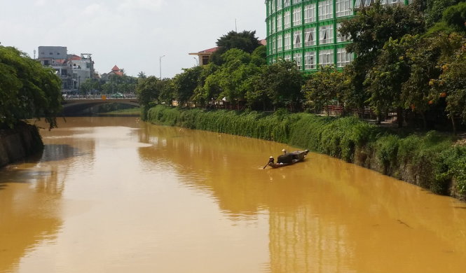 Sông[-]Hương[-]"đỏ[-]như[-]sông[-]Hồng"[-]vì[-]sạt[-]lở[-]ở[-]đầu[-]nguồn